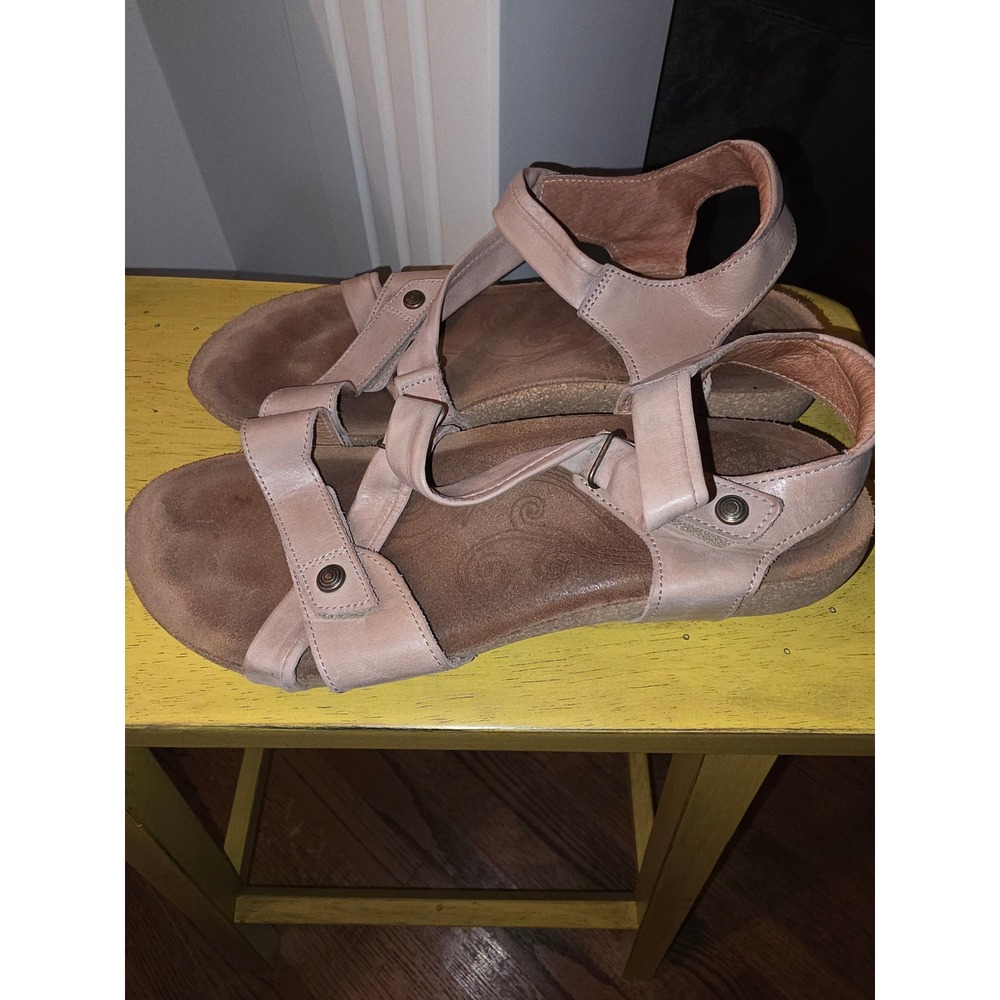 Taos Trulie Leather Comfort Sandals Tan Beige Strappy Adjustable Women 40 9 9.5